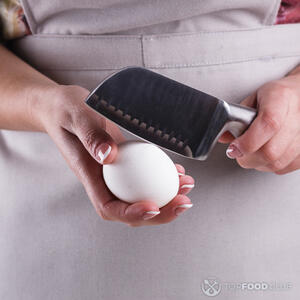Разбивает яйцо
