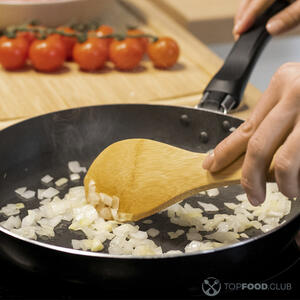 Обжаривает лук