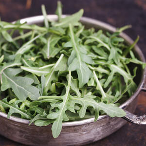 Моем руколу.