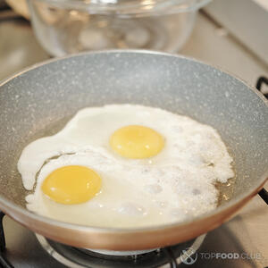 Жарить яйца