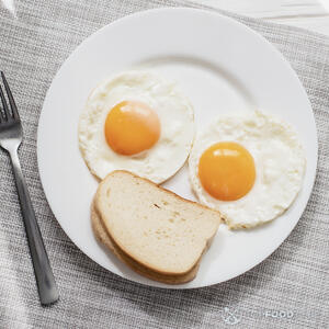 Жарить яйца