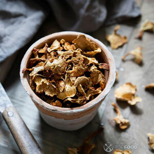 замачиваем грибы.