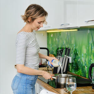 Наливаем молоко.