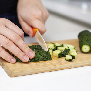 Резать огурец