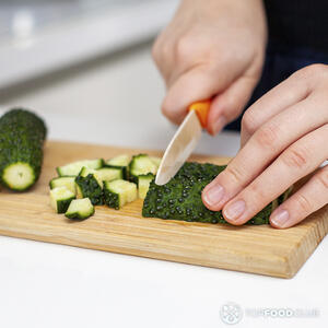 Резать огурец