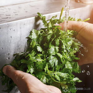 Мыть петрушку