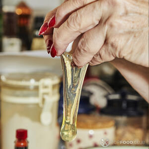 Добавляет яйцо