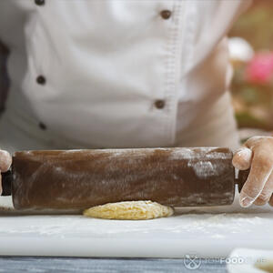 раскатывает тесто