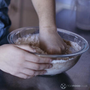 Готовит тесто