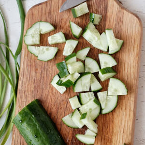 Режем огурцы.