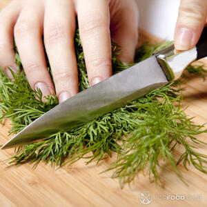 Укроп нарезает