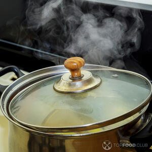 Кастрюля на плите