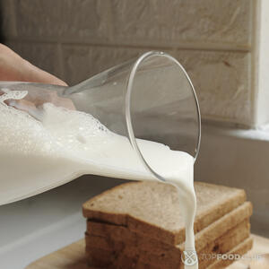 наливает молоко