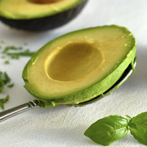 Очищаем авокадо.