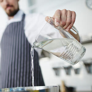 Наливает воду