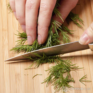 Нарезает укроп