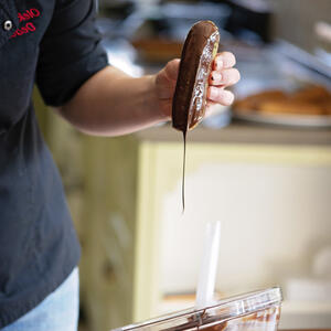 Обволакивает шоколадом