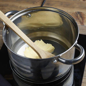 масло и вода в кастрюле