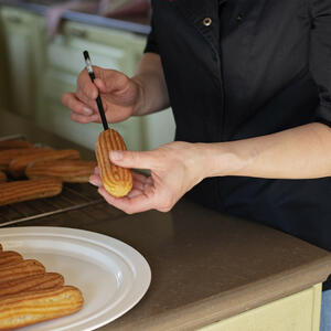 наполняет эклеры