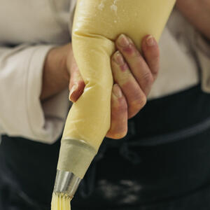 Выдавливает тесто для эклеров