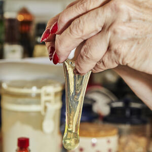 Добавляет яйца