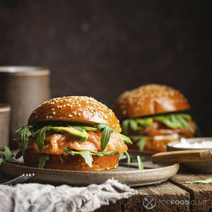 Бургер с лососем