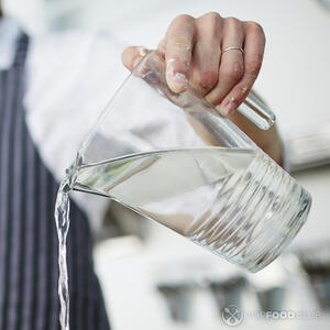 Добавляет воду