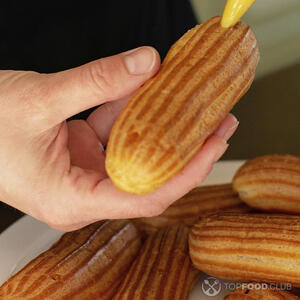 наполняет кремом эклер