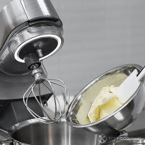 добавляет масло для крема