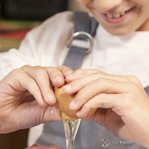 Добавляет яйца