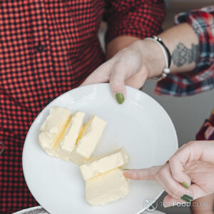 добавляет масло