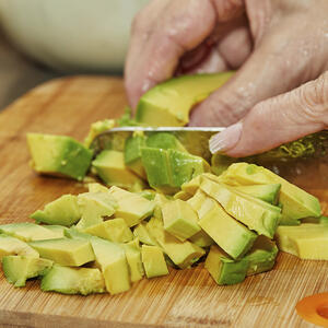 Режем авокадо.