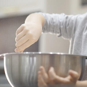 Перемешивает