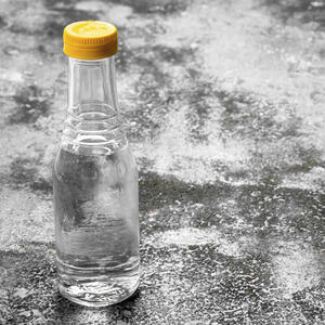 Вливаем уксус.