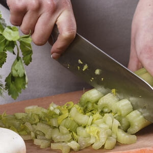 Нарезает сельдерей