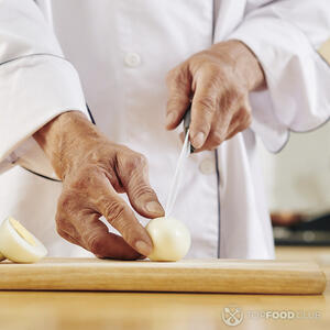 нарезает яйца