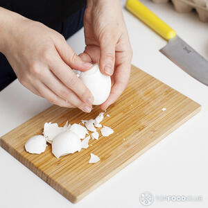 чистит яйца