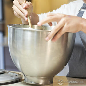 перемешивает