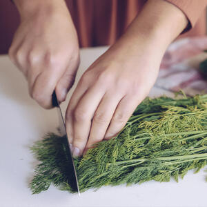 нарезает укроп