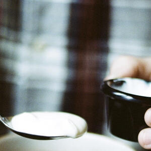 добавляет сметану