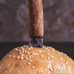 Булочка и нож