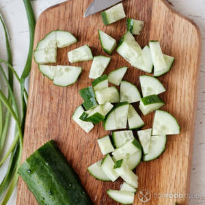 Режем огурец.