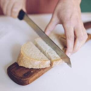 нарезает хлеб