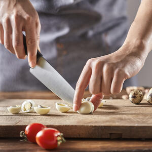 нарезает перепелиные яйца