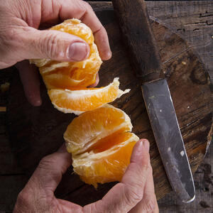 Резать апельсин