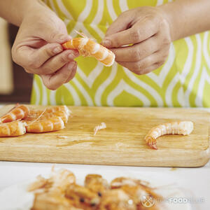 Чистить креветки