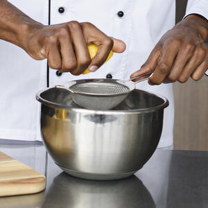 выдавливает лимонный сок