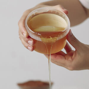 наливает мёд