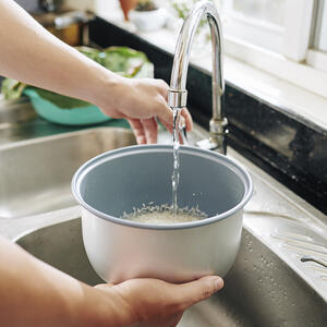 Промывает рис