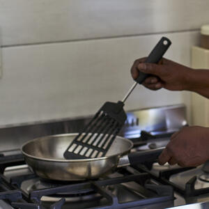 жарит в сковороде